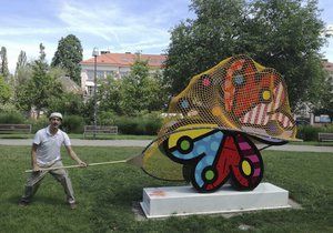 Uměleckou instalaci Garden Butterfly na Ortenovo náměstí „zdobí“ síť.