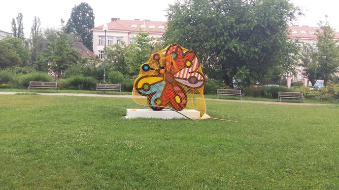 Uměleckou instalaci Garden Butterfly na Ortenovo náměstí „zdobí“ síť.