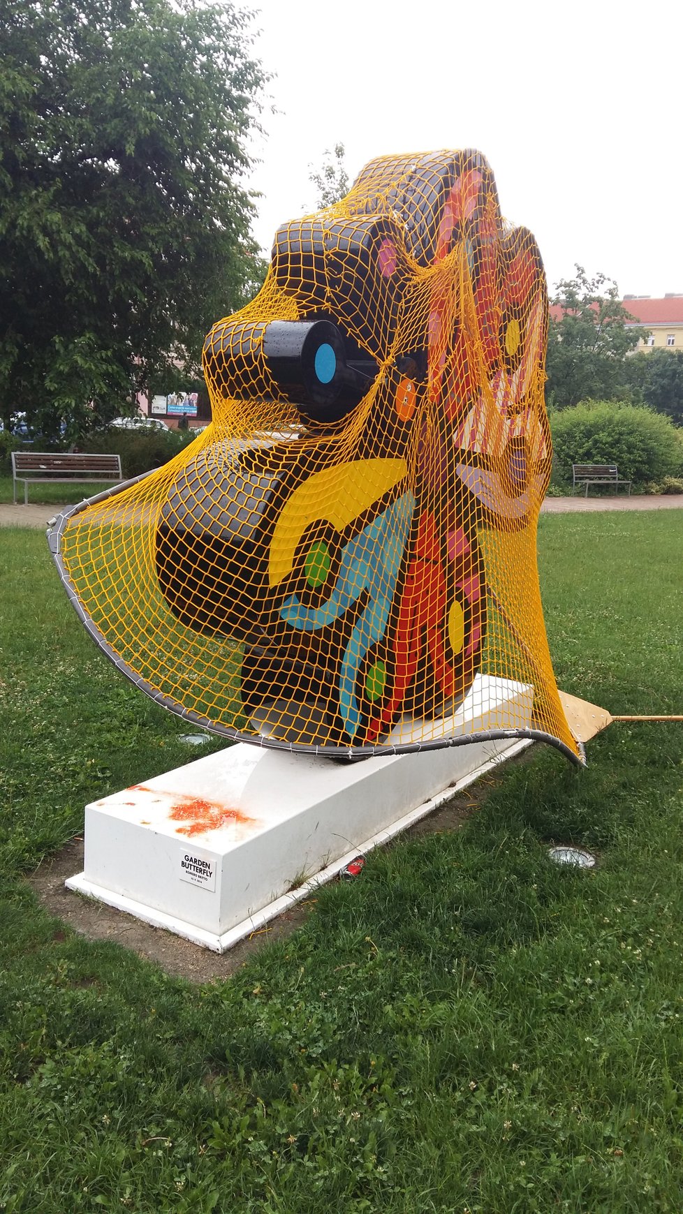 Uměleckou instalaci Garden Butterfly na Ortenovo náměstí „zdobí“ síť.