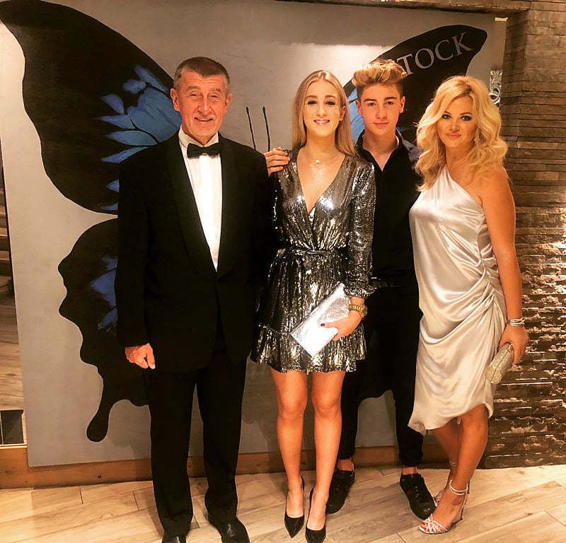Premiér Andrej Babiš s manželkou Monikou, dcerou Vivien a synem Frederikem. Snímek dal předseda vlády na sociální sítě s poznámkou „Miluju motýle“ s přáním k novému roku (31. 12. 2019).