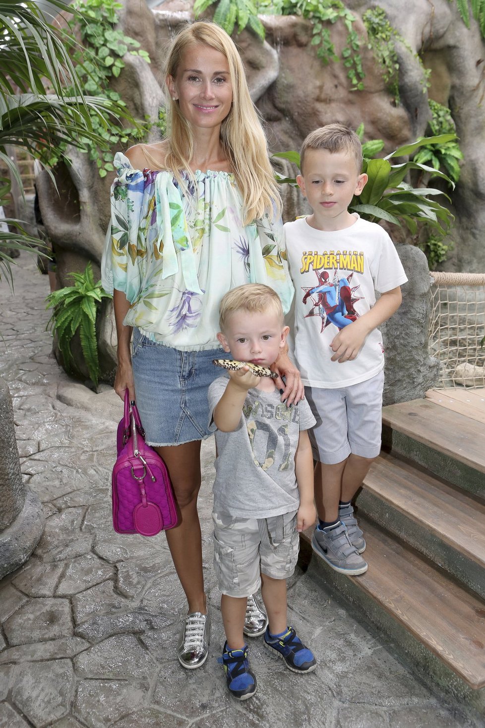 Lucie Dvořáková alias DJ Lucca s dětmi na otevření motýlího domu