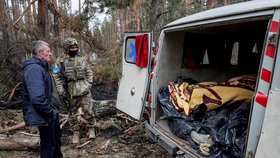 Odklízení obětí v obci Motyžyn v Kyjevské oblasti (4. 4. 2022)