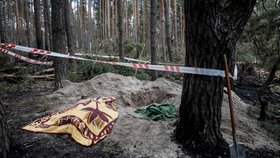 Odklízení obětí v obci Motyžyn v Kyjevské oblasti (4. 4. 2022)