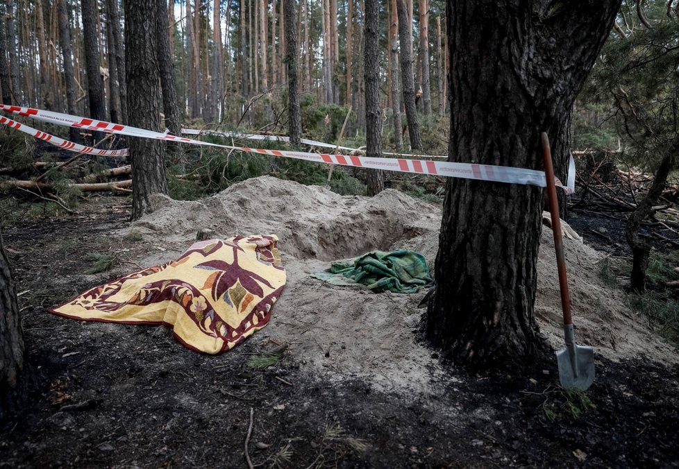 Odklízení obětí v obci Motyžyn v Kyjevské oblasti (4.4.2022)