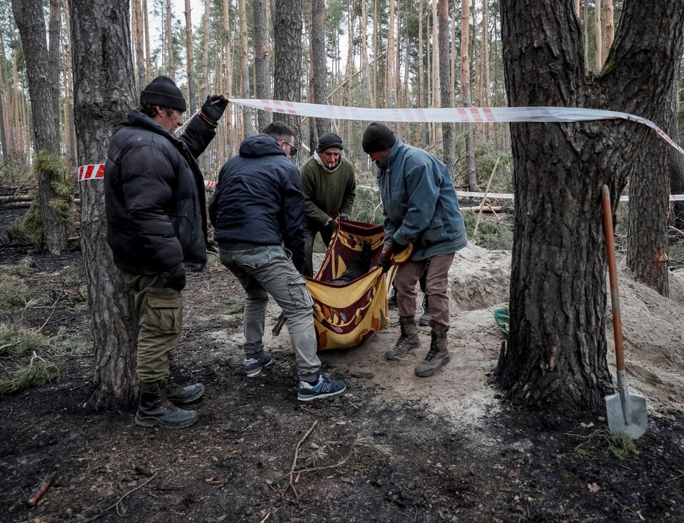 Odklízení obětí v obci Motyžyn v Kyjevské oblasti (4.4.2022)