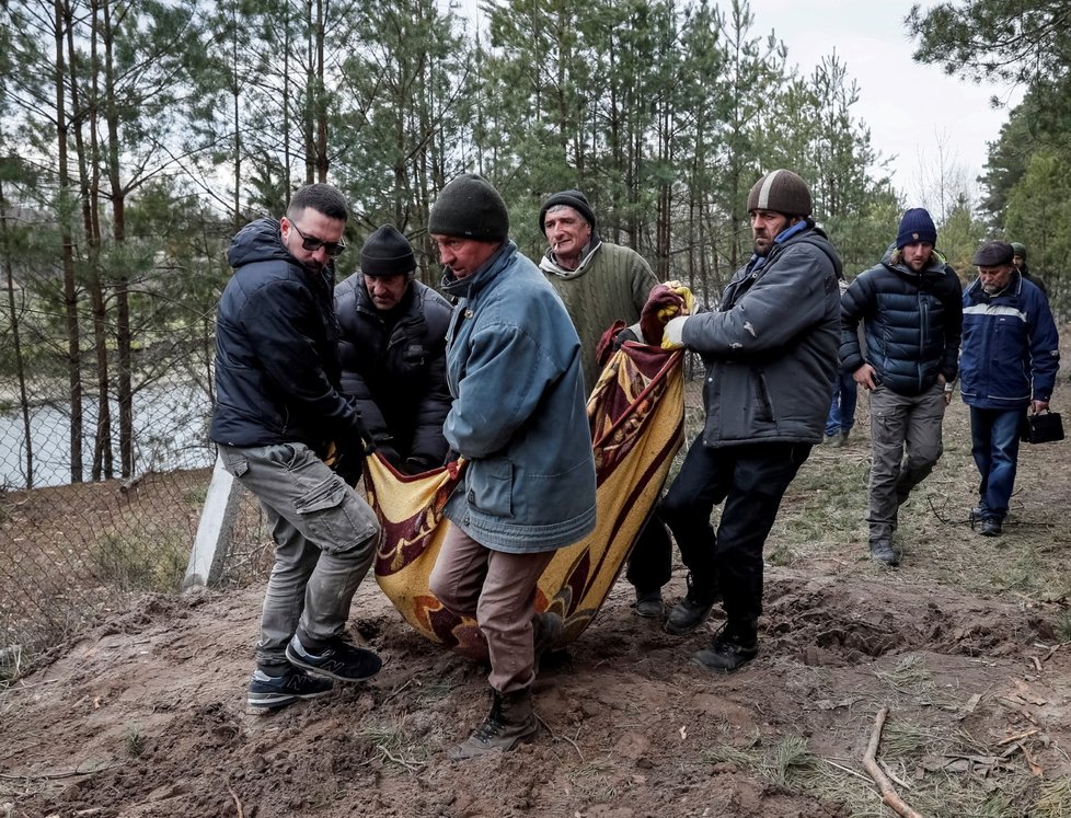 Odklízení obětí v obci Motyžyn v Kyjevské oblasti (4.4.2022)