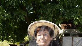 Aby Helena Šimková (73) vydržela vůbec venku, musí si na zahradu brát klobouk se sítí proti hmyzu.