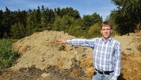Starosta Karel Starý (35) ukazuje hromadu slepičího hnoje. I když ji zakryli zeminou, much je v obci čím dál více.