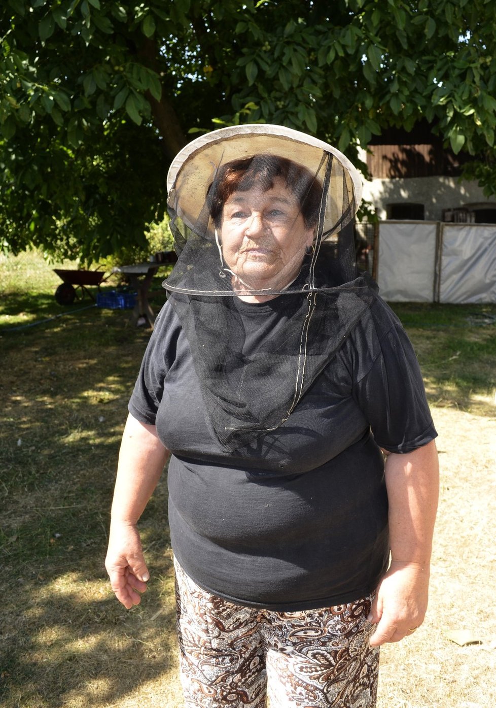 Aby Helena Šimková (73) vydržela vůbec venku, musí si na zahradu brát klobouk se sítí proti hmyzu.