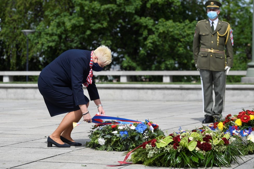 Starostka České obce sokolské Hana Moučková položila věnec u hrobu neznámého vojína na pražském Vítkově při pietním aktu u příležitosti 75. výročí ukončení druhé světové války (8. 5. 2020).