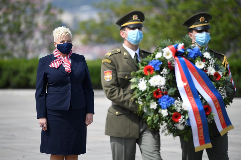 Starostka České obce sokolské Hana Moučková položila věnec u hrobu Neznámého vojína na pražském Vítkově při pietním aktu u příležitosti 75. výročí ukončení druhé světové války (8. 5. 2020)