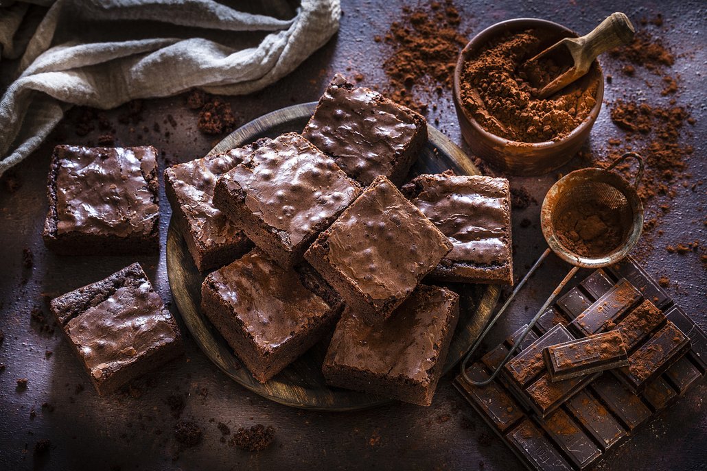 I při přípravě brownies můžete nekonečně variovat, přidejte třeba vlašské ořechy, vypeckované sušené švestky naložené v horké brandy, mražené či čerstvé maliny nebo třeba nahrubo nasekanou kvalitní bílou čokoládu