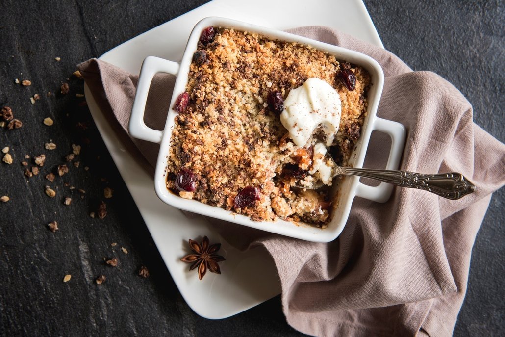 Drobenku na crumble můžete stále obměňovat, zkuste třeba nasekané ořechy či mandle, rozdrcené sušenky, vločky, semínka nebo je dochuťte třeba mletým novým kořením či zázvorem