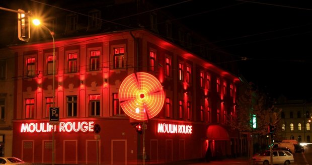 Moulin Rouge, erotický symbol města lákal k návštěvám od roku 1994.