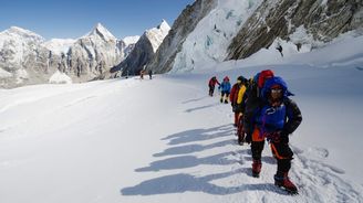 Nepál kvůli největšímu neštěstí na Mount Everestu, zakázal výstupy na nejvyšší horu světa