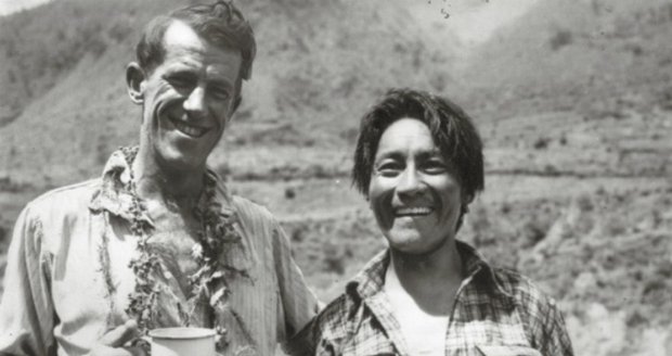 Šerpa Tenzing Norgay a Edmund Hillary v základním táboře po zdolání vrcholu.