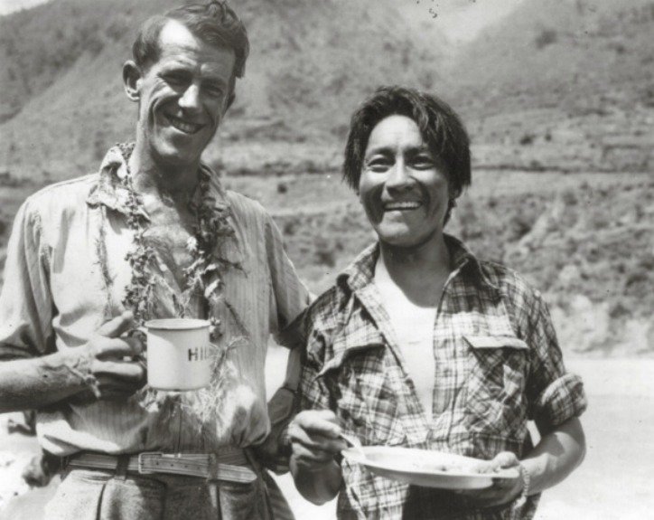 Šerpa Tenzing Norgay a Edmund Hillary v základním táboře po zdolání vrcholu.