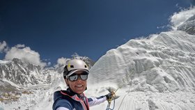 Eva Perglerová  trénuje na ledovci Khumbu.