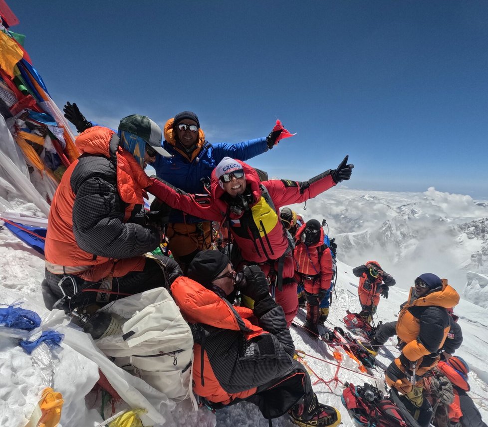 Eva Perglerová na vrcholu Mount Everestu