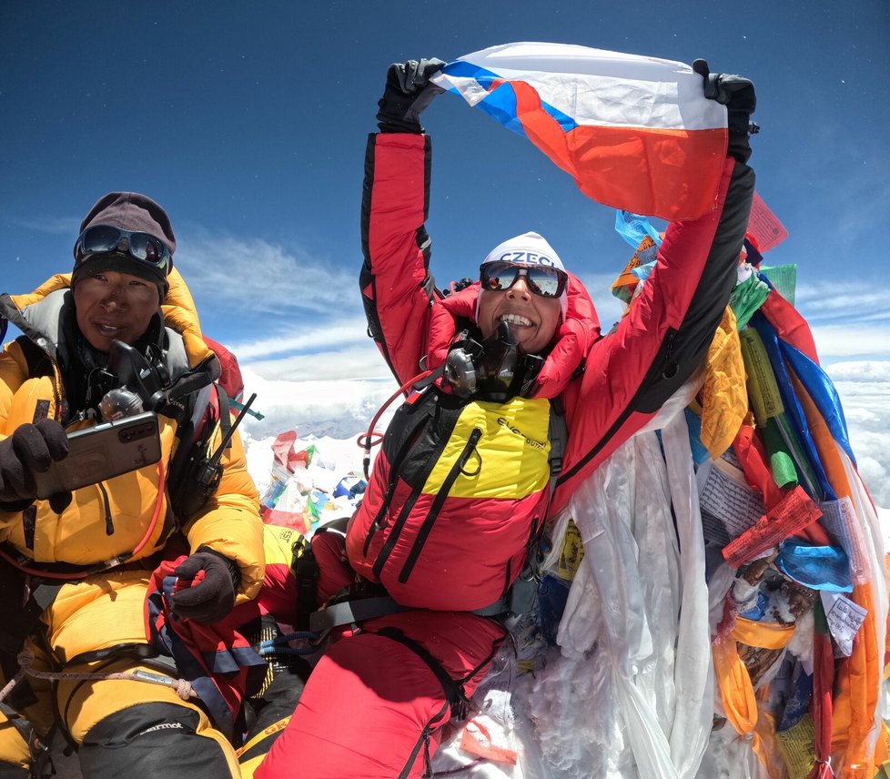 Eva Perglerová na vrcholu Mount Everestu se svým osobním šerpou Dhanem (vlevo)