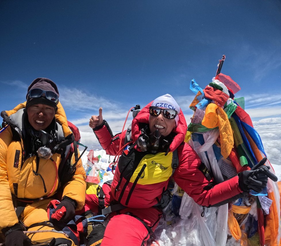 Eva Perglerová na vrcholu Mount Everestu se svým osobním šerpou Dhanem (vlevo)