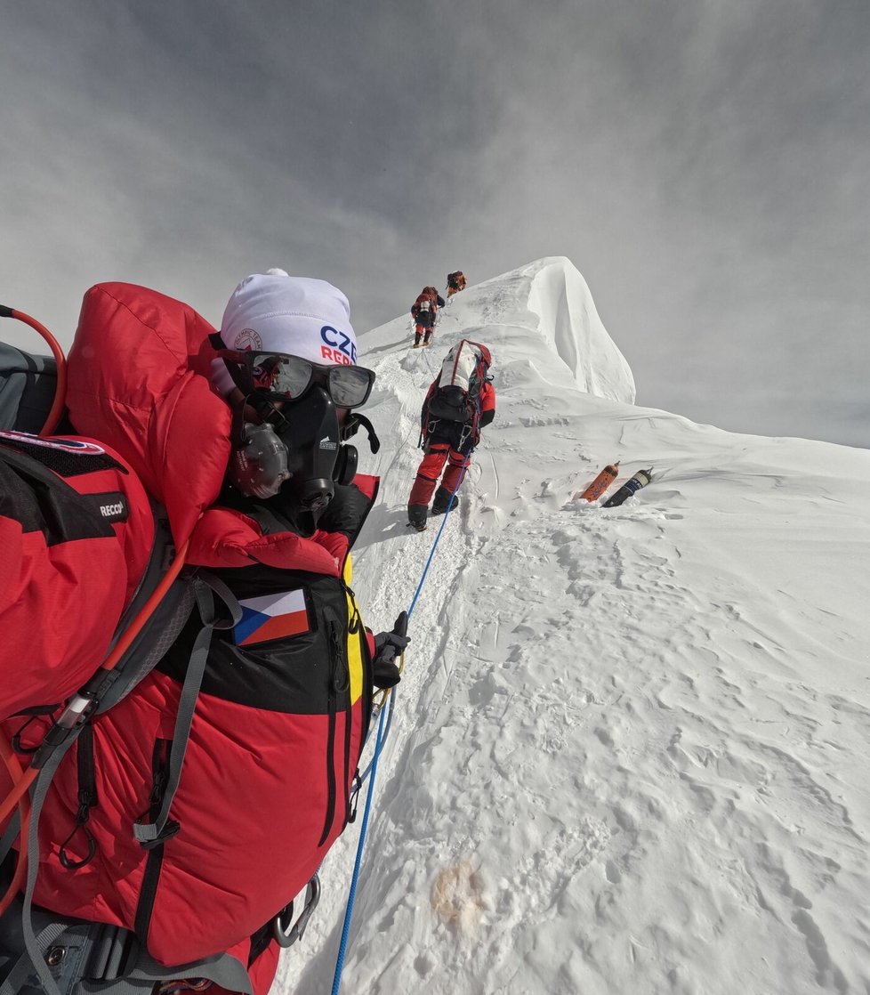 Eva Perglerová  těsně před cílem. Za zasněženou špičkou vpředu je už vrchol Mount Everestu.