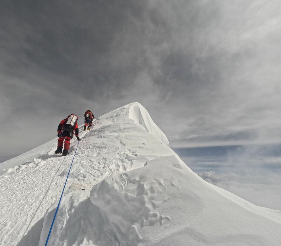 Za zasněženou špičkou vpředu je už vrchol Mount Everestu.