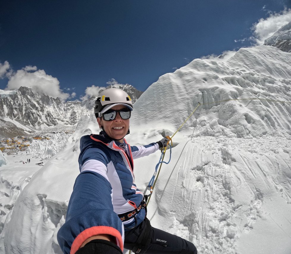Eva Perglerová  trénuje na ledovci Khumbu.