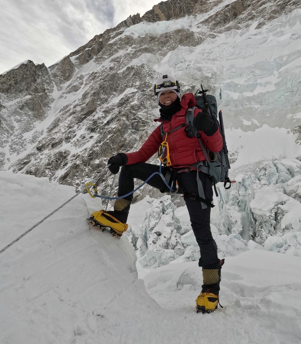Výstup na Everest začal zdoláním ledovce Khumbu.
