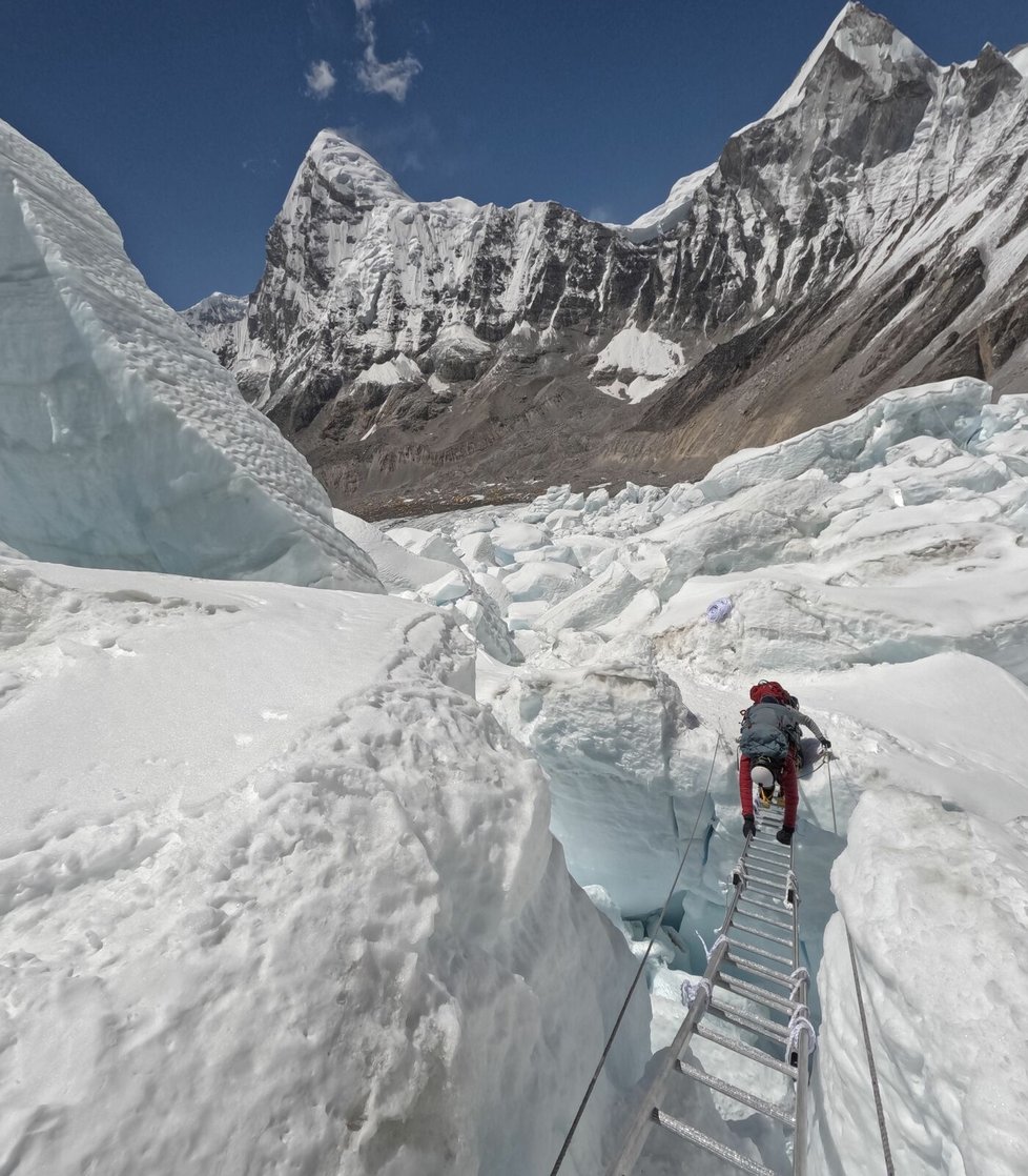 Výstup na Everest začal zdoláním ledovce Khumbu.