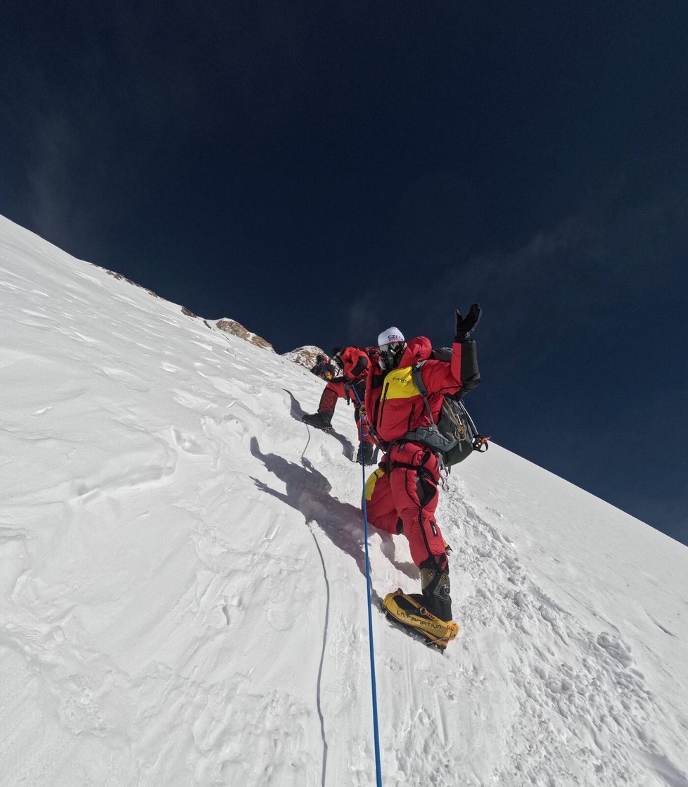 Eva vyšla z posledního výškového tábora C4 (7 950 m) a stoupá na vrchol Everestu.