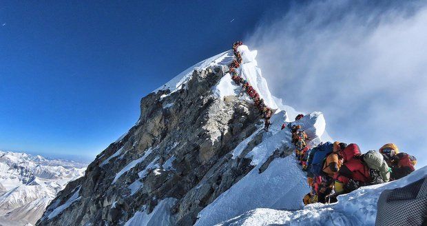 Po výstupu na Mount Everest zemřeli další dva lezci, tento týden je jich už deset