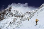 Dva slovenské horolezce zastihla při výstupu na nejvyšší horu světa Mount Everest lavina a uvěznila je ve výšce 7200 metrů nad mořem.