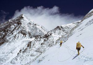 Dva slovenské horolezce zastihla při výstupu na nejvyšší horu světa Mount Everest lavina a uvěznila je ve výšce 7200 metrů nad mořem.