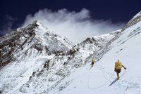 Slovenské horolezce překvapila lavina. Uvěznila je na Mount Everestu