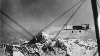 Neuvěřitelný kousek: Angličané na dvojplošníku zdolali Everest 20 let před Hillarym