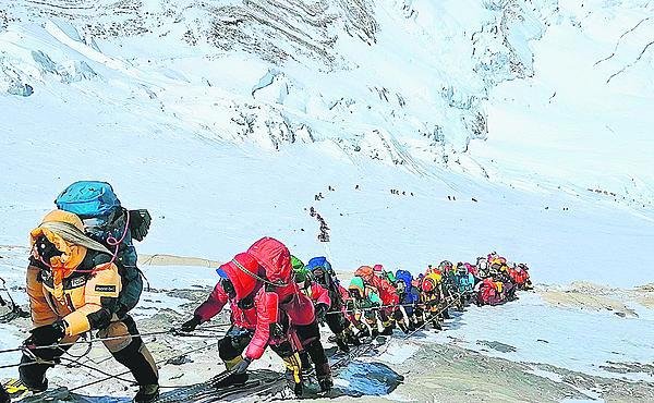 Loni se na Mount Everest dostalo 802 lidí.