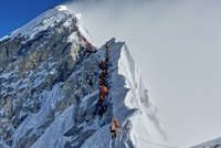 Tragédie na přecpané střeše světa: Smrt na Everestu!