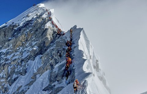 Tragédie na přecpané střeše světa: Smrt na Everestu!