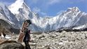 Za povolení vylézt na Everest zaplatí horolezec vládě 11 tisíc dolarů, dohromady ale v zemi utratí ještě mnohem více
