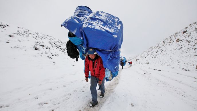 Zrušená sezóna v Himálaji znamená problém hlavně pro místní, pro něž představuje práce pro horolezce často jediný příjem