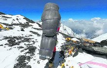 Horolezec umíral na Everestu... Šerpa ho snesl na zádech!