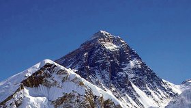 Ilustrační foto: Zemřel poslední člen expedice Edmunda Hillaryho, který pokořil Mount Everest