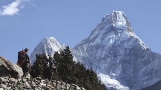 Mount Everest má letos první dvě oběti, na třicet horolezců omrzlo