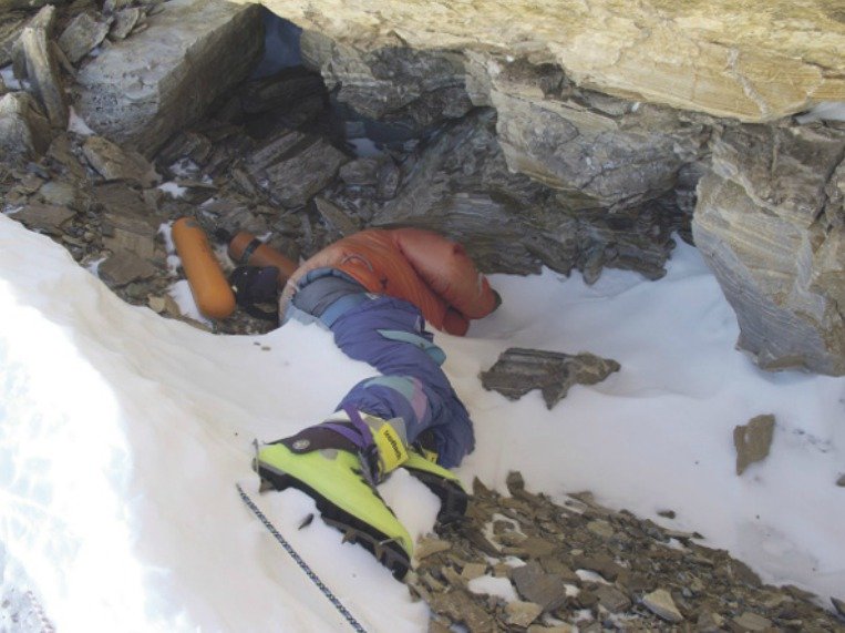 Nejznámějším tělem na Everestu je indický horolezec Tsewang Paljor více známý jako Green Boots (zelené boty).