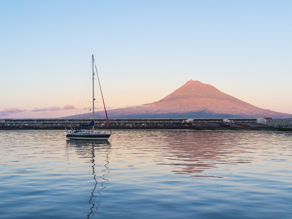 Mount Pico z přístavu Horta