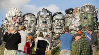 Sousoší z odpadků. Anglický Mount Recyclemore zobrazuje hlavy Bidena, Macrona či Merkelové 