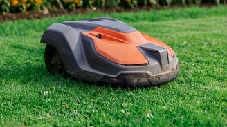 Tenhle robot pozná dítě, psa i hračku. Poseče trávník líp než člověk Tenhle robot pozná dítě, psa i hračku. Poseče trávník líp než člověk