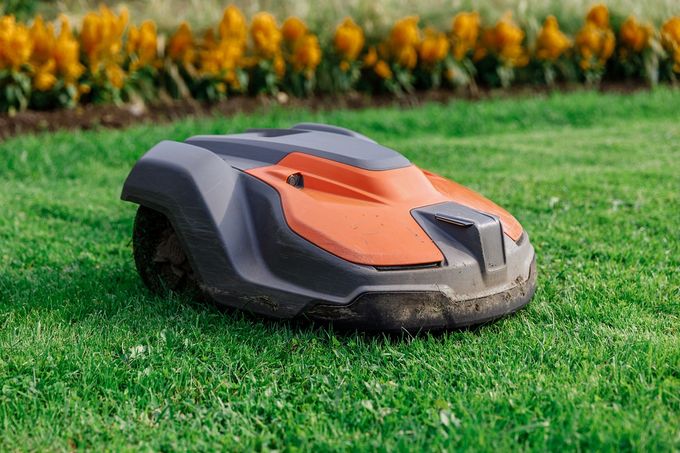 Tenhle robot pozná dítě, psa i hračku. Poseče trávník líp než člověk Tenhle robot pozná dítě, psa i hračku. Poseče trávník líp než člověk