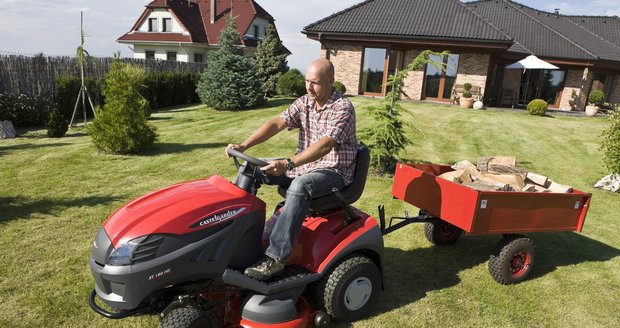 Emisní limity začnou platit i pro sekačky na trávu. Schválil to Evropský parlament